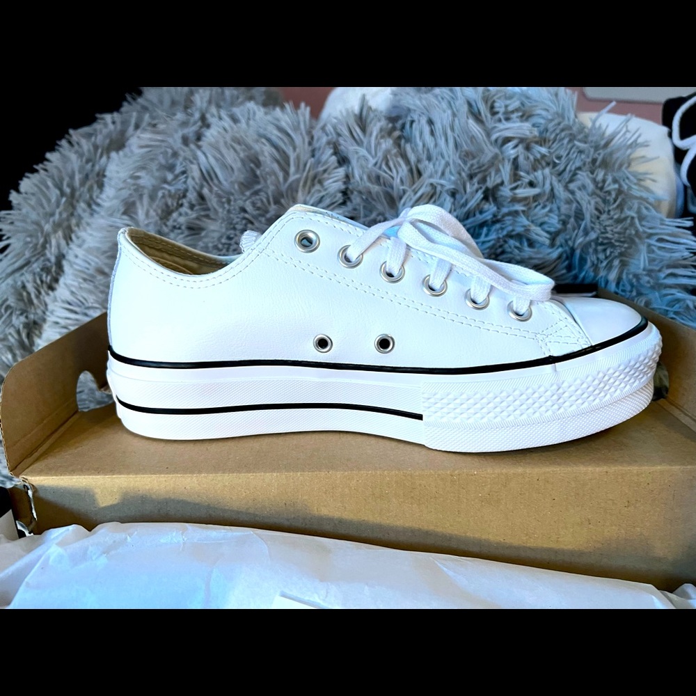 *NEW Converse platform women’s sneakers- Size 8